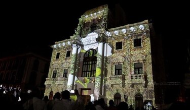 Espectáculo de luces en el Palacio Municipal da la bienvenida al Mes de la Patria