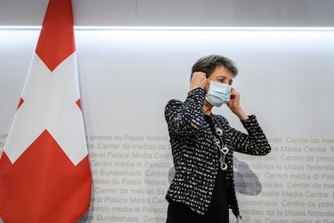 Suiza obligará a usar mascarilla en lugares cerrados por rebrote de la pandemia