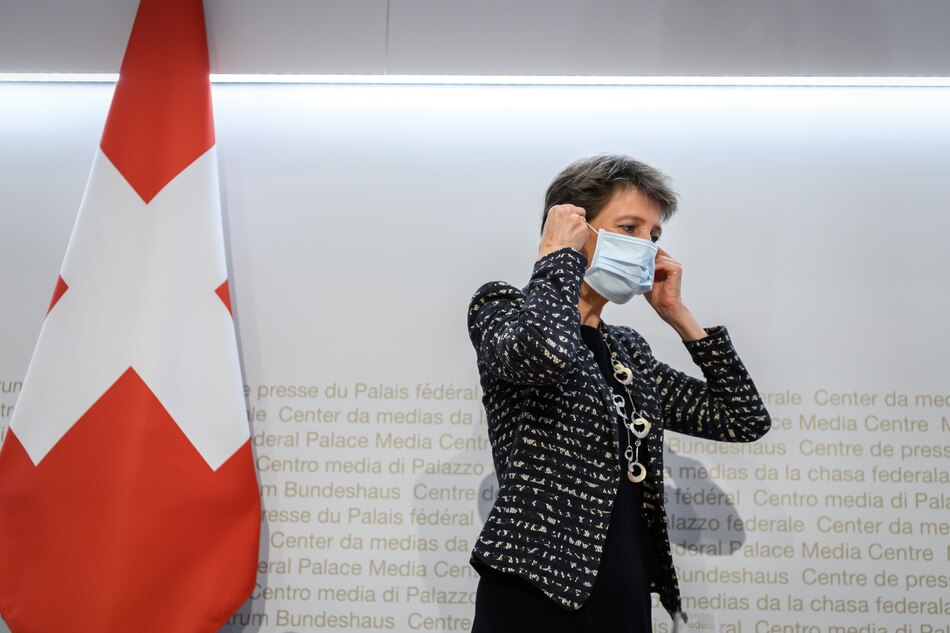 Suiza obligará a usar mascarilla en lugares cerrados por rebrote de la pandemia