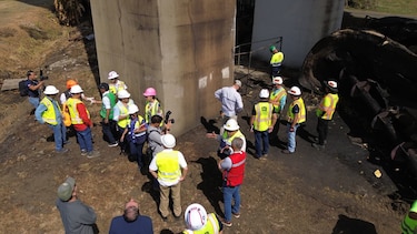 Con el embajador presente, ingenieros de Estados Unidos evalúan el puente de las Américas