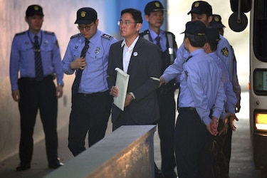 Los dramas familiares que se esconden detrás de Samsung, el imperio tecnológico que comenzó como una tienda de comidas