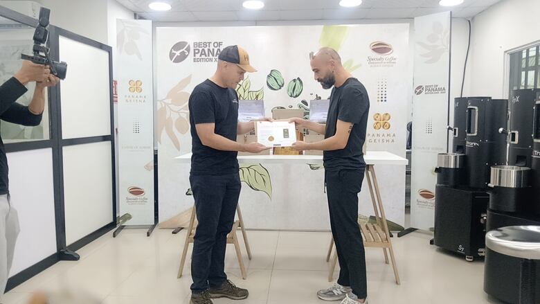 Compradores de Dubái visitan fincas en Chiriquí tras pagar precio récord por café geisha