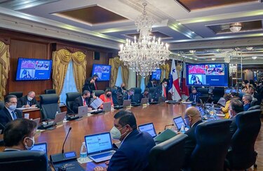 Gabinete da el primer paso para buscar al reemplazo de Ayú Prado en la Corte