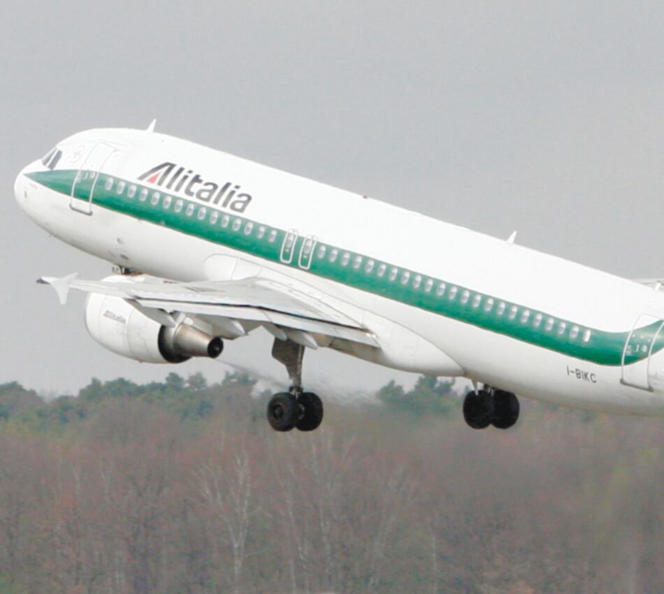 Italia aprueba privatización de aerolínea rescatada