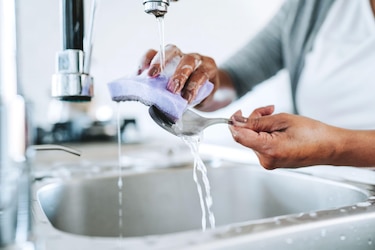 Cómo evitar ingerir los microplásticos que se encuentran en tu cocina