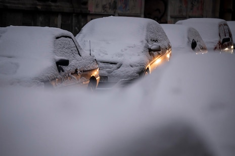 Media Europa colapsada por la nieve: cientos de vuelos cancelados y atascos kilométricos
