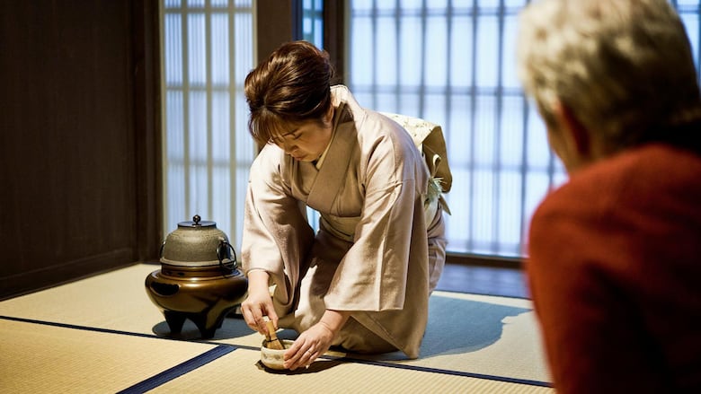 Cómo la moda de tomar matcha está agotando el suministro de este preciado té japonés