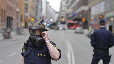 Camión choca contra tienda en Estocolmo; mueren 3 personas