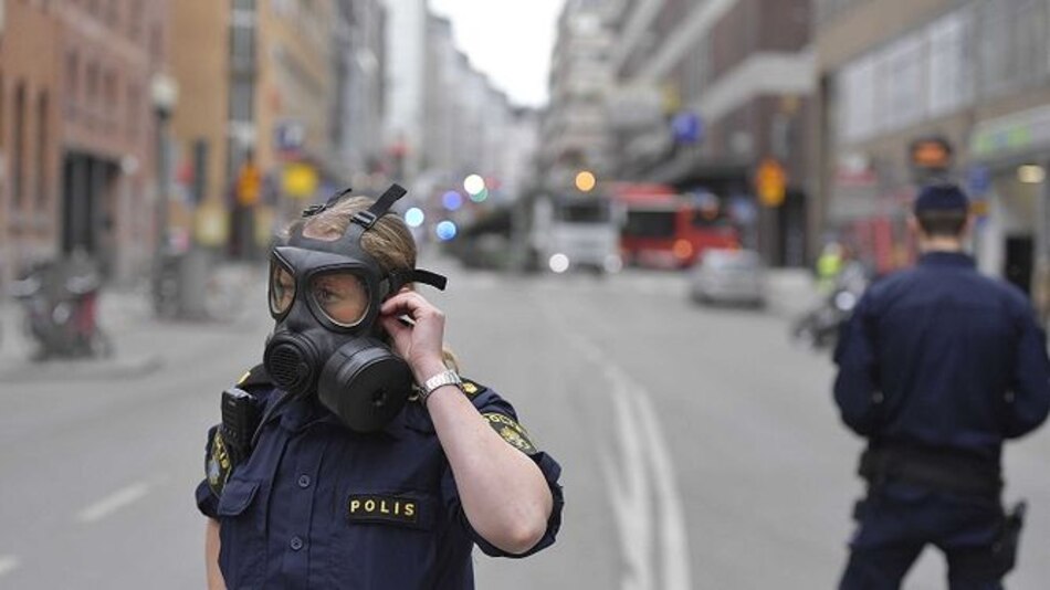 Camión choca contra tienda en Estocolmo; mueren 3 personas