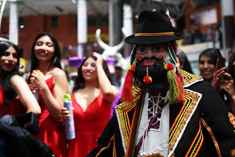Con bailes, fuego y espuma inician las actividades del Carnaval en La Paz