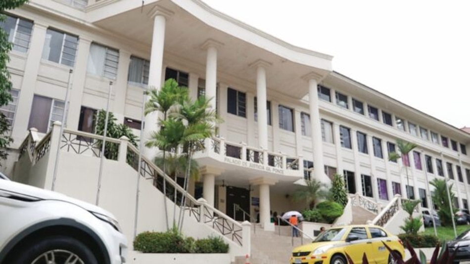 Corte otorga país por cárcel a madre de exministro Demetrio Papadimitriu