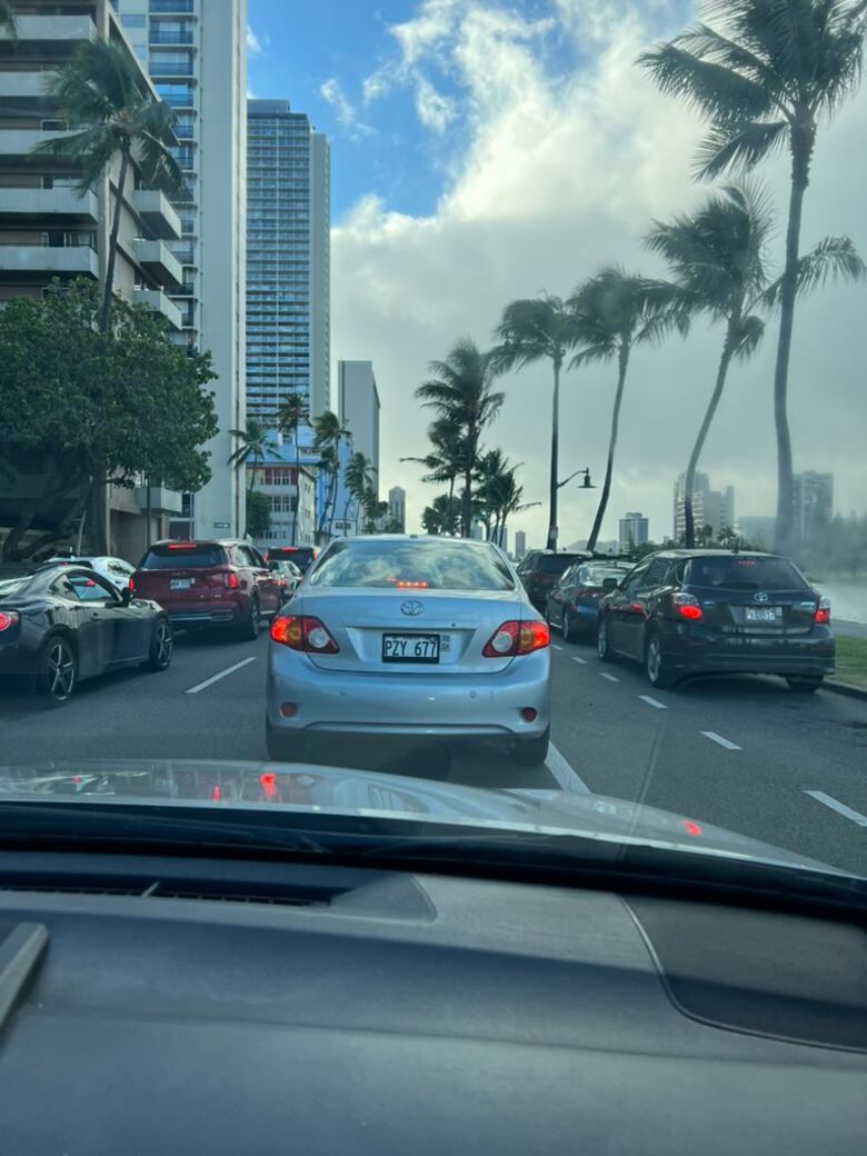 Hawái decreta estado de emergencia y evacúa zonas costeras 