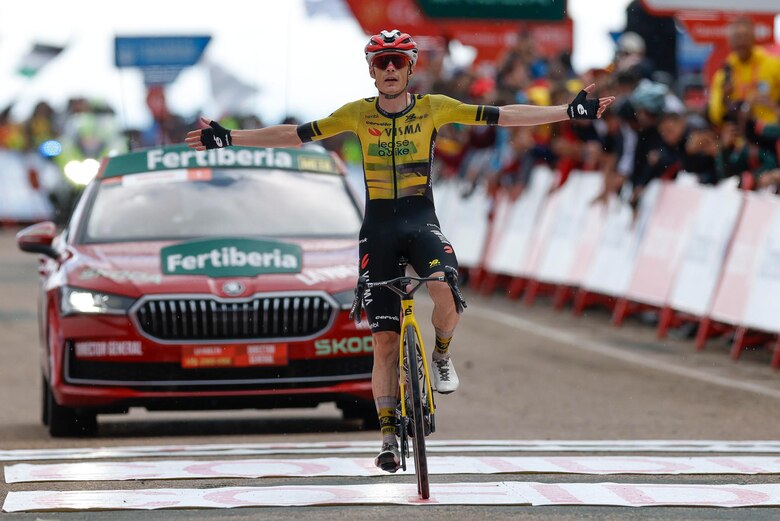 Jonas Vingegaard da un golpe de autoridad en Valdezcaray y Traeen mantiene la roja