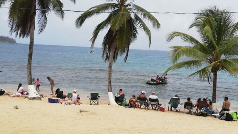 Colón: playas y ríos abarrotados en carnaval