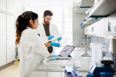 Cómo evitar ingerir los microplásticos que se encuentran en tu cocina