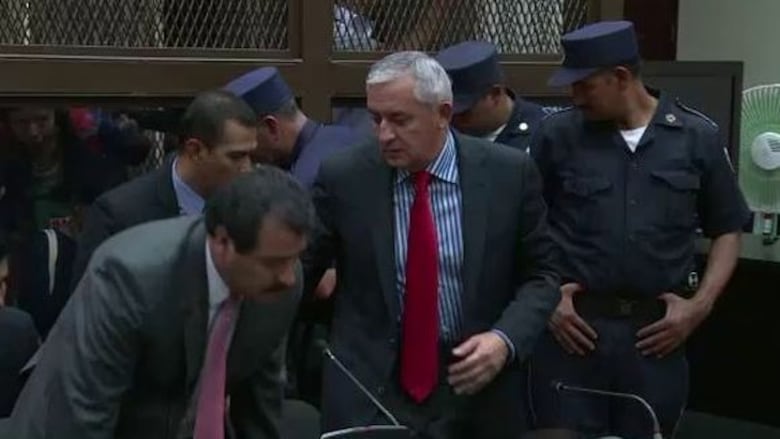 Juez dicta prisión provisional al expresidente Pérez Molina