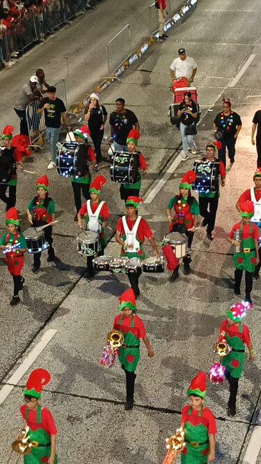 Cientos de personas asisten al desfile de Navidad 2023; alcalde Fábrega, ausente en el corte de cinta