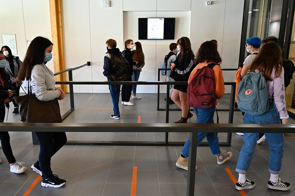 Estudiantes regresan a las escuelas en Europa y Wuhan tras seis meses caóticos por el coronavirus