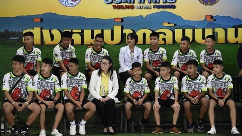 Niños que fueron rescatados de una cueva en Tailandia salieron del hospital