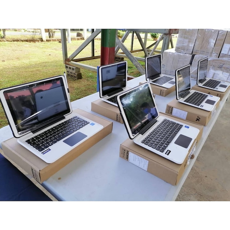 Meduca invertirá $258 millones en laptops, pero mil escuelas siguen sin luz e internet