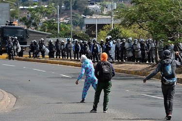 Policías reprimen a universitarios que protestan contra gobierno de Honduras