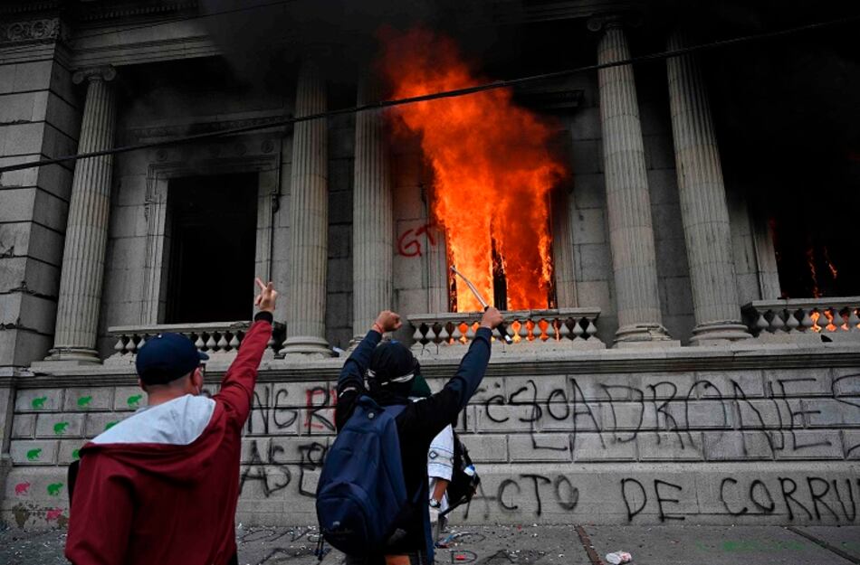 Manifestantes incendian sede del Congreso de Guatemala; piden la renuncia del presidente Giammattei