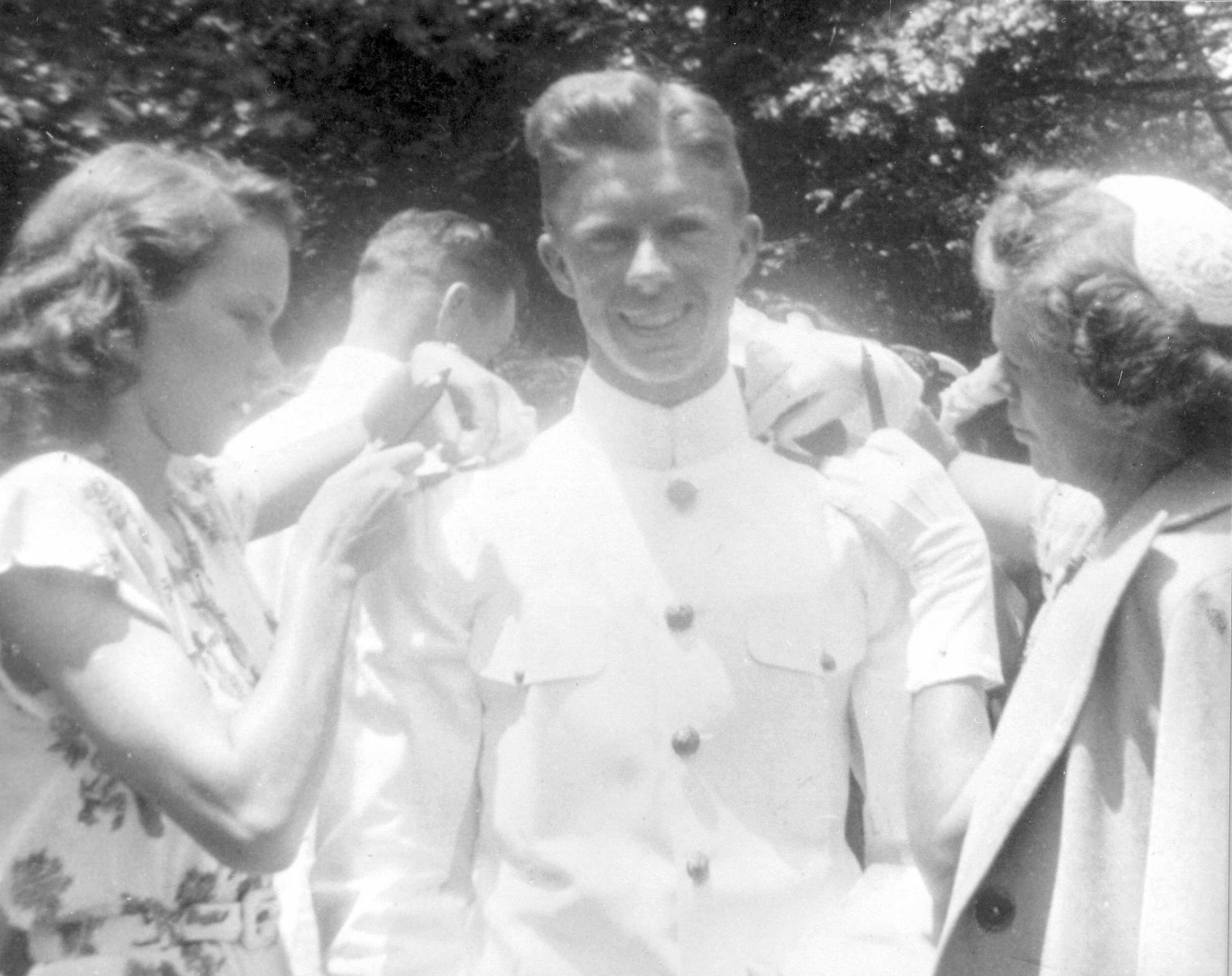 Graduación de Jimmy Carter de la Academia Naval de los Estados Unidos, Annapolis, Maryland. Rosalynn Carter y Lillian Carter colocando sus barras. 5 de junio, 1946.