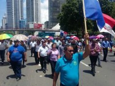 Docentes entregan petición en la Contraloría