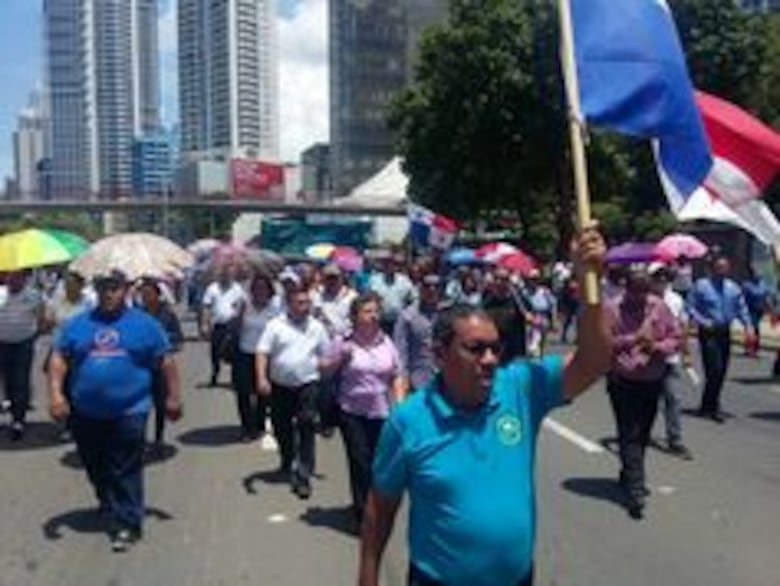 Docentes entregan petición en la Contraloría