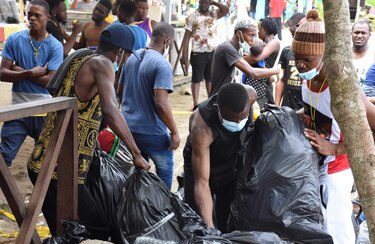 Canciller Mouynes dice que comprobó la situación de migrantes irregulares cerca de la frontera entre Colombia y Panamá