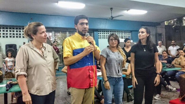 Venezolanos deciden hoy si desconocen al gobierno de Nicolás Maduro