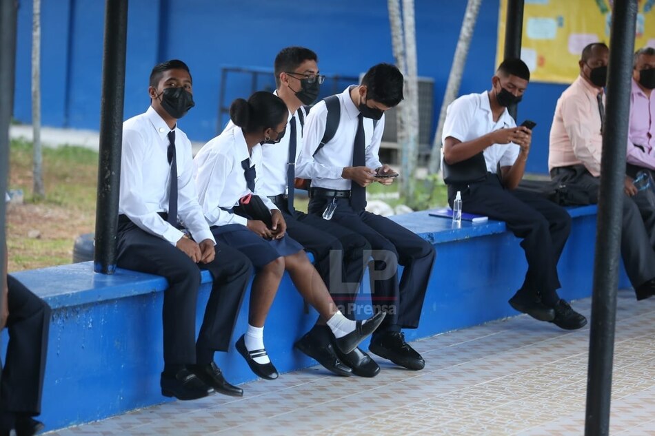 Alumnos de premedia y media vuelven a las aulas de clases