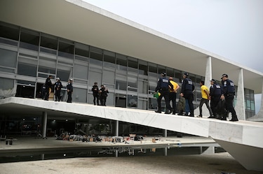 La Policía recupera el control del Congreso, Presidencia y Supremo de Brasil, reportan cerca de 150 detenidos