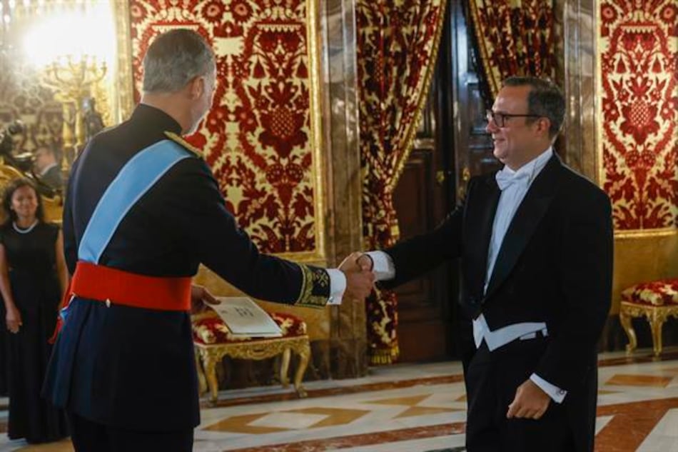 Los embajadores de Panamá y Perú entregan sus credenciales al rey de España