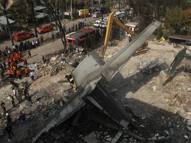 Recuperan 141 cuerpos tras choque de avión en Indonesia