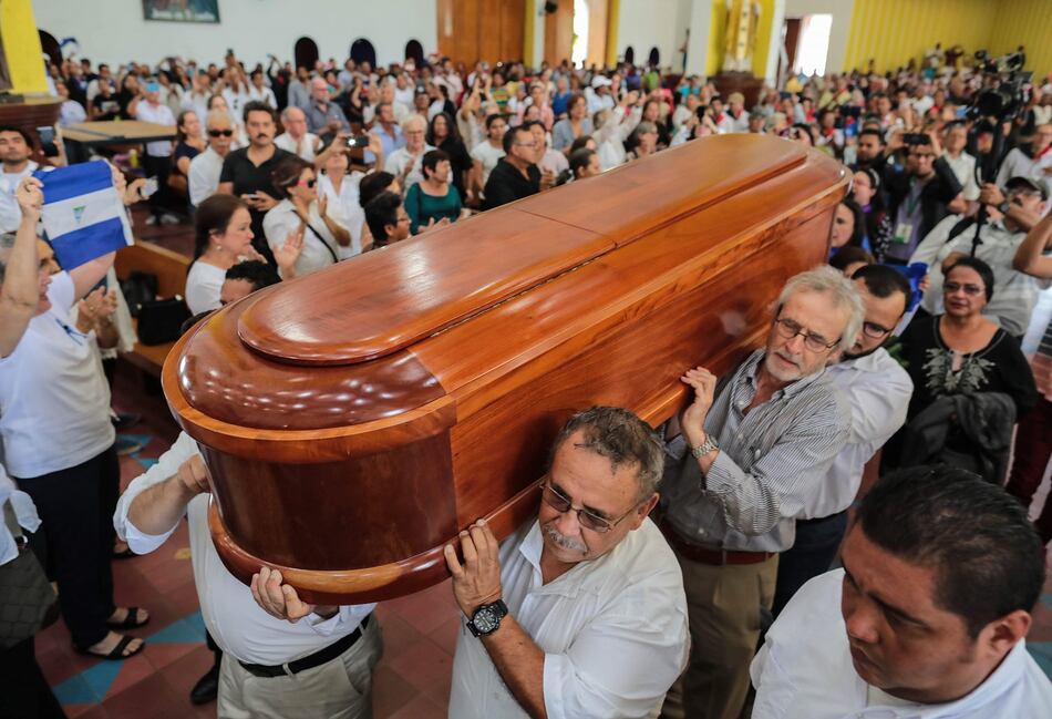 Sandinistas profanan misa de cuerpo presente de Ernesto Cardenal en Nicaragua
