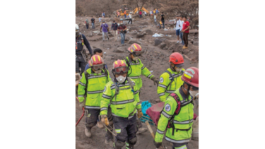Siguen rescatando cuerpos tras explosión de volcán en Guatemala