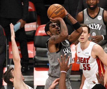Kyrie Irving ejerce opción de 37 millones de dólares y se queda en los Nets