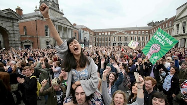 Referendo irlandés aprueba revocar prohibición del aborto