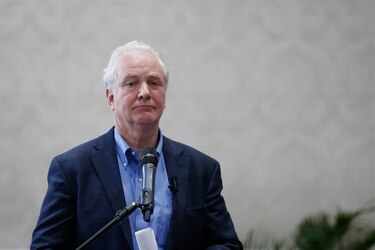 El senador Van Hollen acusa a Trump de sumir a Estados Unidos en una crisis constitucional