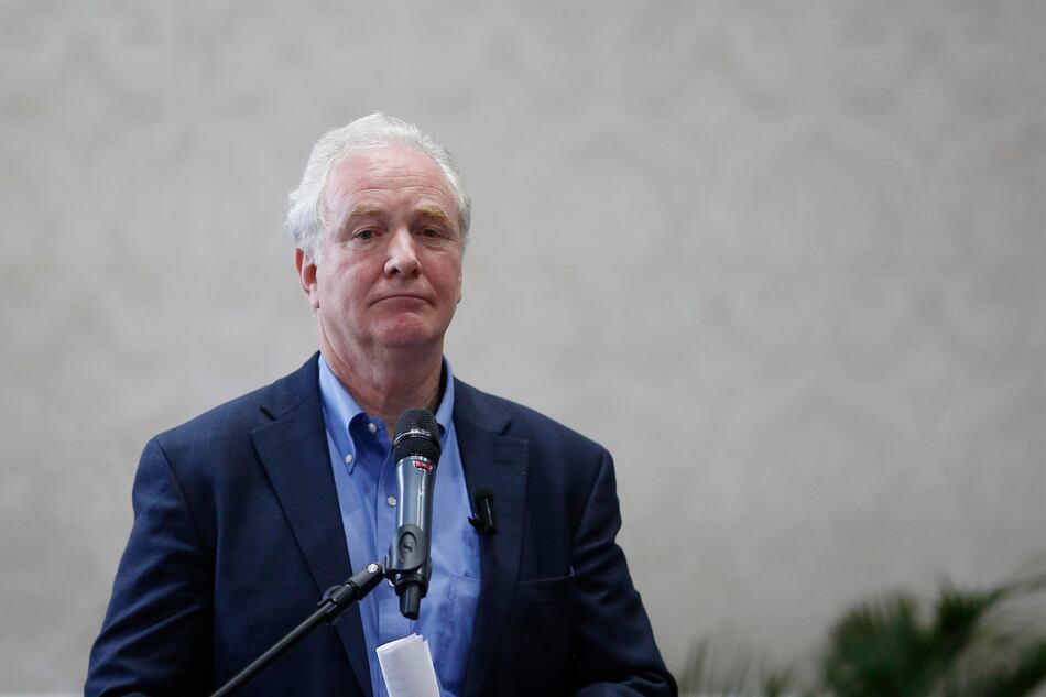 El senador Van Hollen acusa a Trump de sumir a Estados Unidos en una crisis constitucional