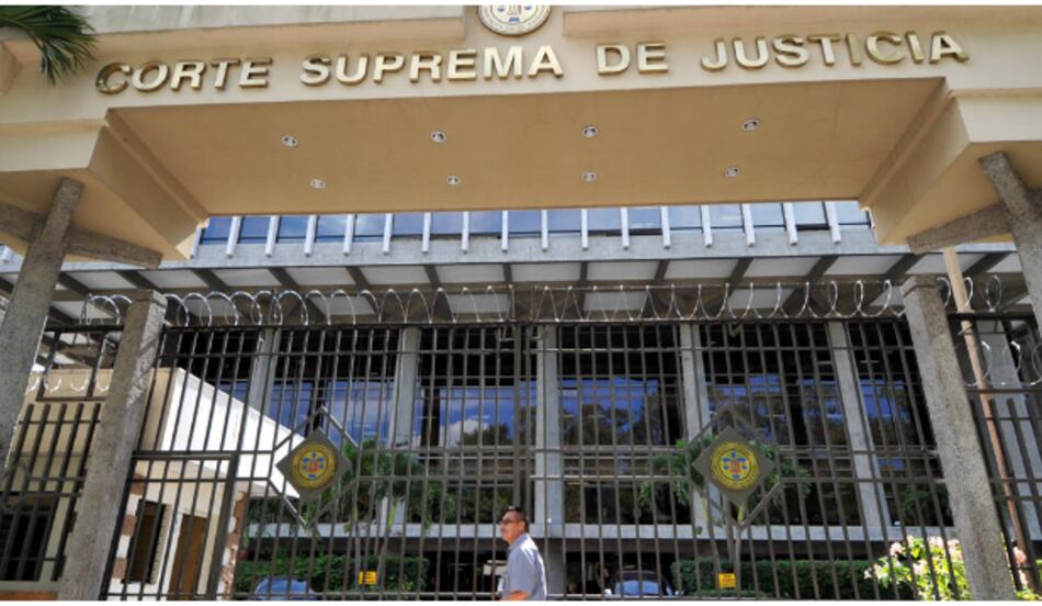 Corte de El Salvador mantiene a centenar de jueces forzados a dejar sus cargos