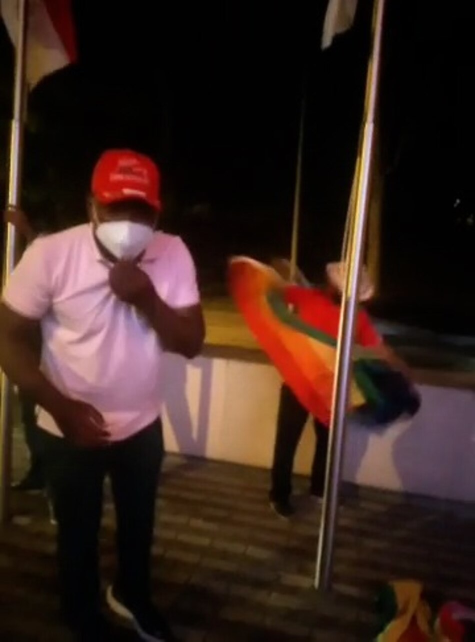 Vandalizan dos banderas del arcoíris en el Museo de la Democracia; hoy se izaron nuevamente