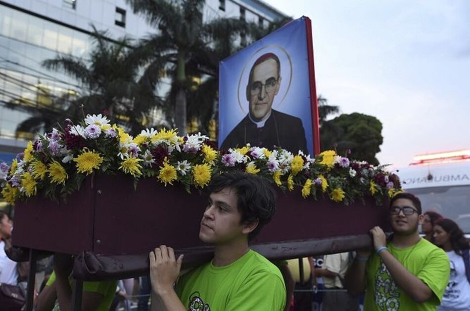 Salvadoreños celebran canonización de monseñor Romero