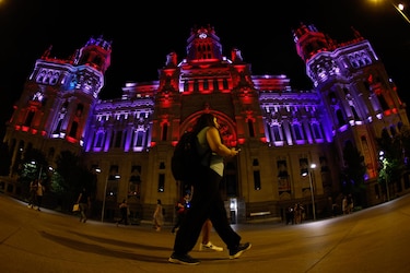 Salvas, flores y el discurso de Carlos III, en el primer día de duelo por Isabel II