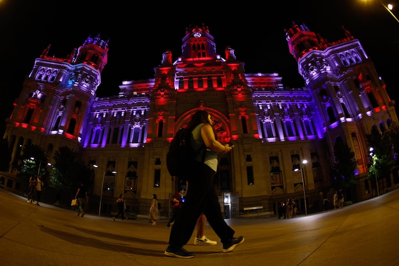 Salvas, flores y el discurso de Carlos III, en el primer día de duelo por Isabel II