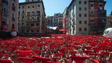 Pamplona estalla en júbilo en el inicio de San Fermín