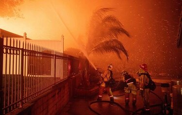 Nuevos incendios obligan a evacuaciones masivas en California