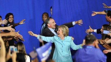 Hillary Clinton asiste a convención con una mayoría asegurada