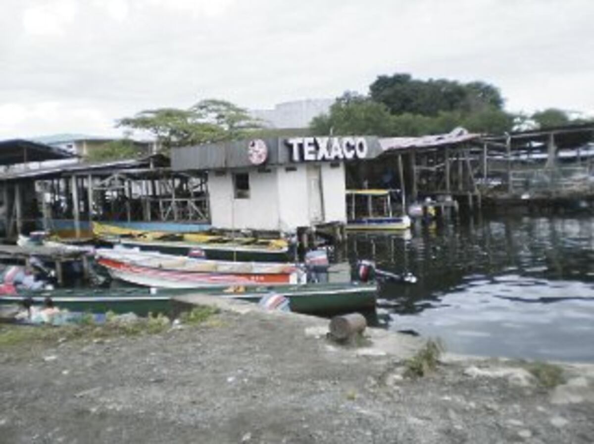 EL NEGOCIO. Estaciones de gasolina de la empresa Petrocar que operan dentro del recinto portuario de la AMP en Chiriquí Grande, Bocas del Toro. A un lado, copia de uno de los pagos realizados por la